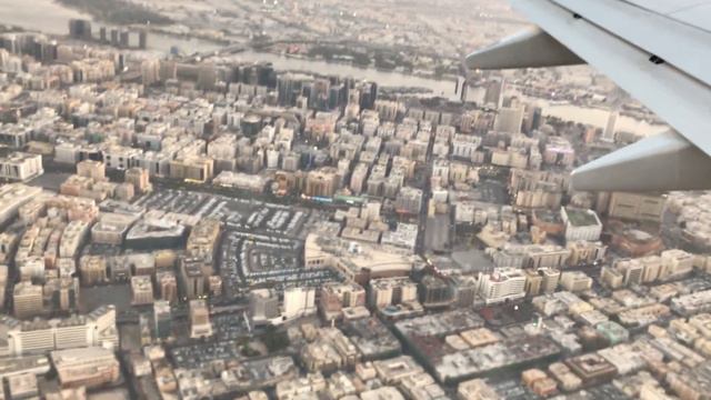 Взлёт самолета на закате с аэропорта Дубаи (ОАЕ)