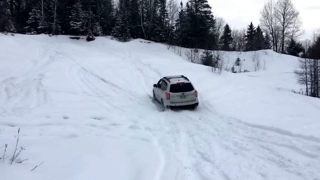 FORD ESCAPE VS SUBARU FORESTER, ICY/SNOWY HILL CLIMB смотреть онлайн
