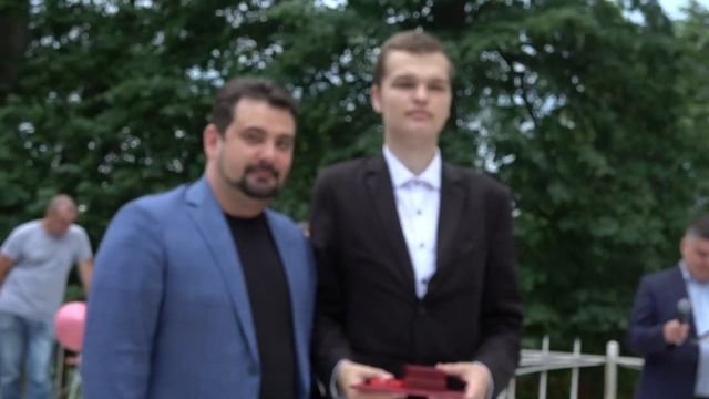 Вручение золотых медалей выпускникам 2022 года в парке "Городок" смотреть онлайн