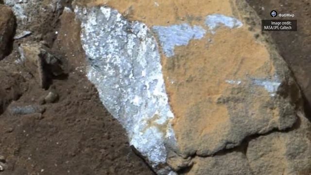 Один из камней Марса оказался внутри серо-синим. Марсоход Curiosity смотреть онлайн