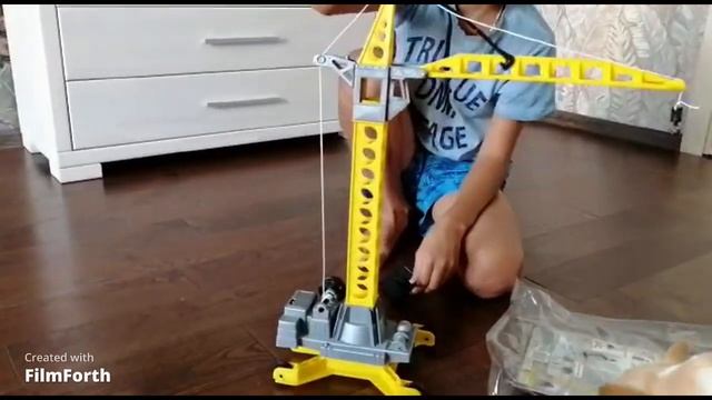 Распаковка игрушек, Подъёмный кран смотреть онлайн