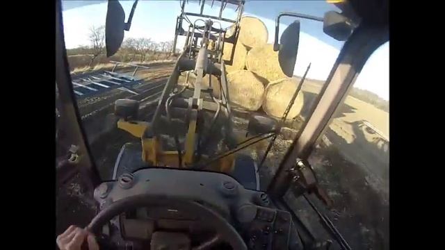 Loading bales with Volvo L25F смотреть онлайн