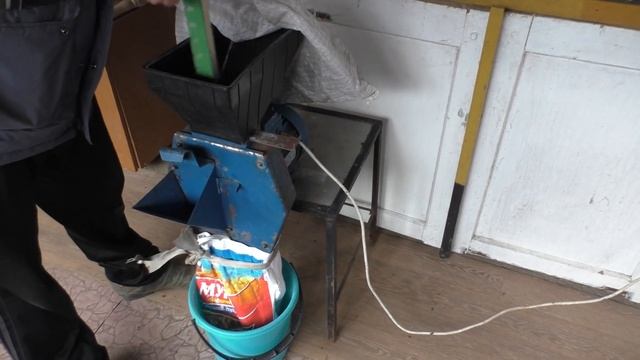 ИЗВЛЕЧЕНИЕ ПЕРГИ ИЗ СОТ С ПОМОЩЬЮ ЗЕРНОДРОБИЛКИ. смотреть онлайн