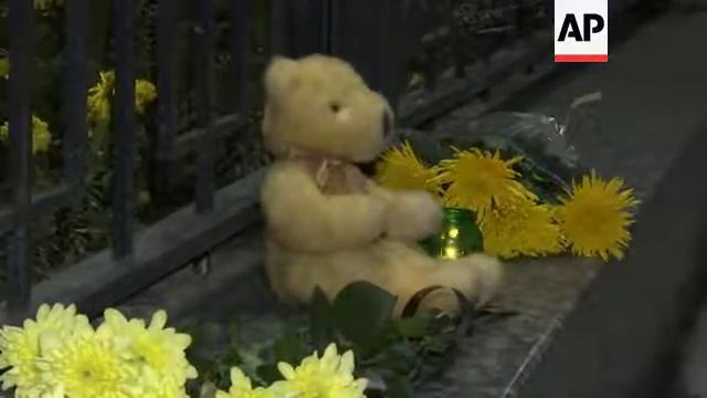 Flowers outside Russian embassy смотреть онлайн