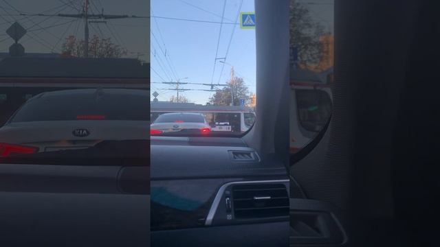 хотел значит трамвай снять но вдруг ПАЗ пукнул и перекрыл ): смотреть онлайн