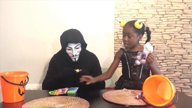 Halloween Trick or Treat Switch Up Challenge with The Game Master смотреть онлайн