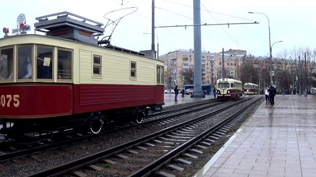 ПРОХОД КОЛОННЫ РЕТРО ТРАМВАЕВ (123 года Московскому трамваю) смотреть онлайн
