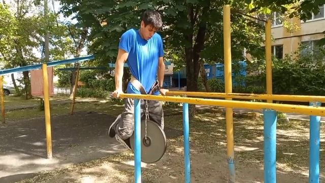 Отжимания на брусьях с весом (15кг).4 подхода по 8 повторений. смотреть онлайн