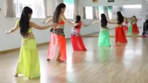 Маленькие девочки классно танцуют танец живота!