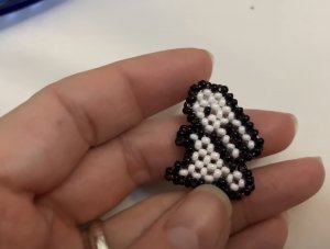 Зайчик ( кролик) смотрит вверх из бисера Фигурка в технике крестик