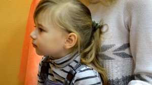 Светке прокалывают уши