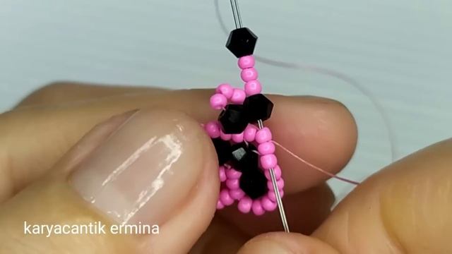 How To Make A Simple Beaded Bracelet // Heart Bead Bracelet