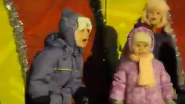 Детки весело танцуют на холоде в Йошкар-Оле 31 декабря 2012 смотреть онлайн