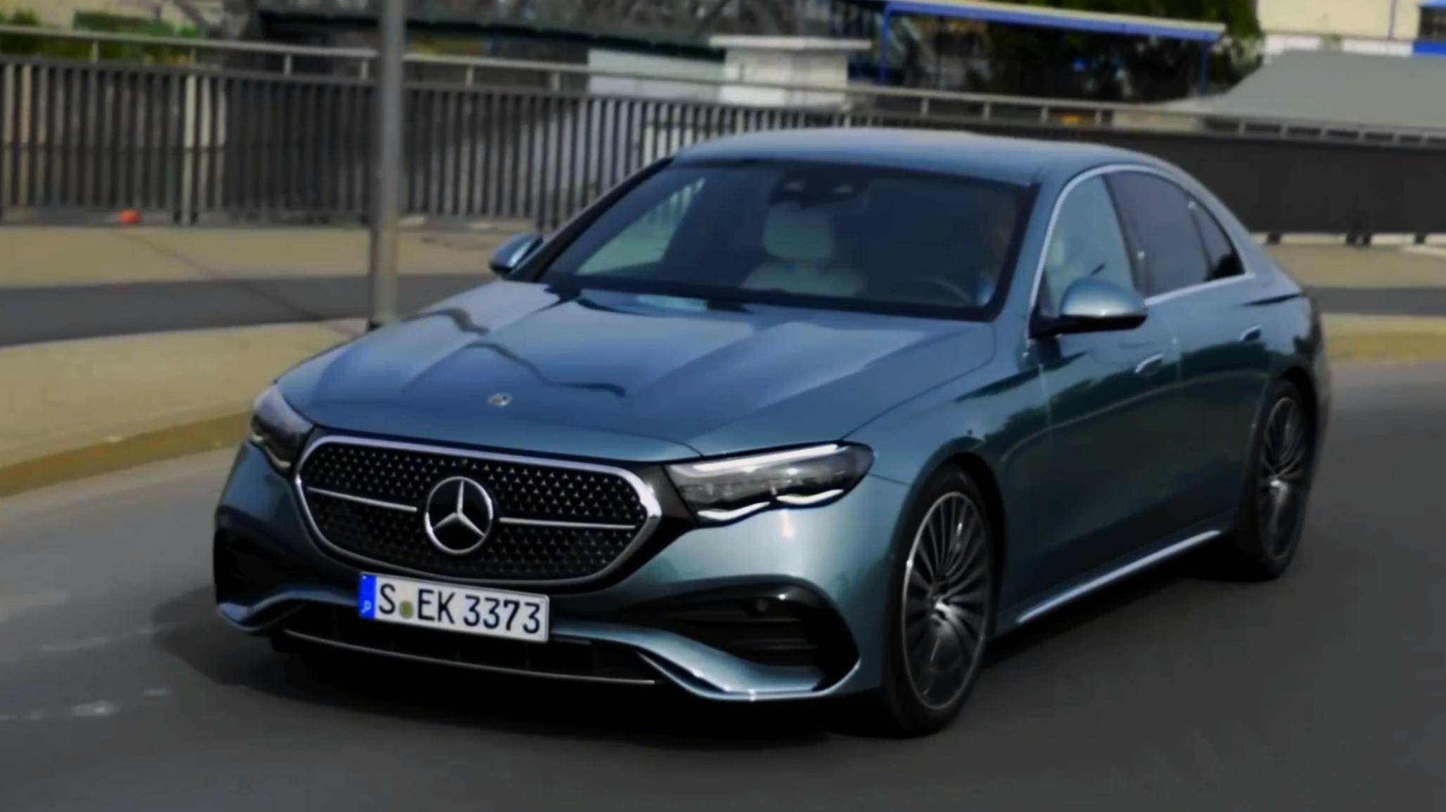 "MERCEDES E-Class 2024": Обзор невероятно роскошного и технологичного бизнес седана смотреть онлайн