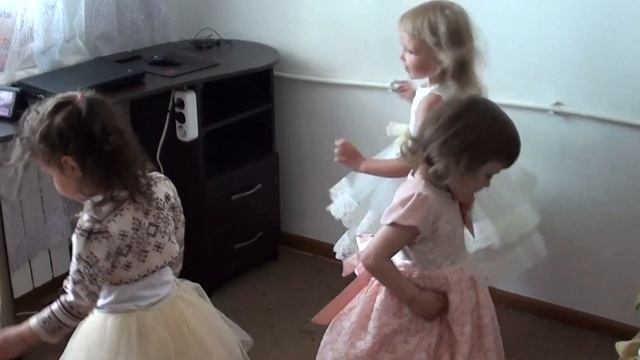Алиса танцует с девченками смотреть онлайн
