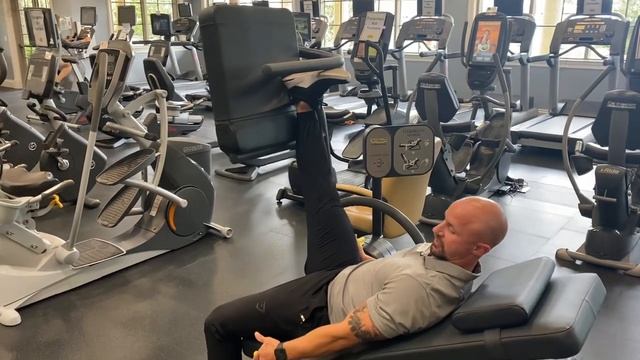 TechnoGym Posterior Stretch Machine смотреть онлайн