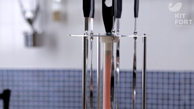 Обзор «Kitfort KT-1405 электрошашлычница, цвет серебристый»