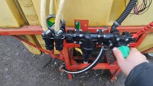 Выставляем давление на опрыскивателе