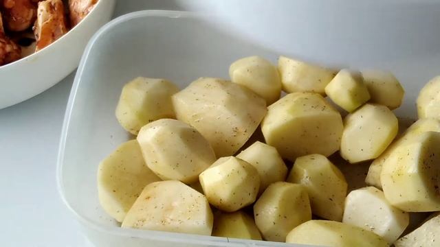 Замариновали, и в духовку! Куриные крылышки с картофелем, запечённые в духовке. смотреть онлайн