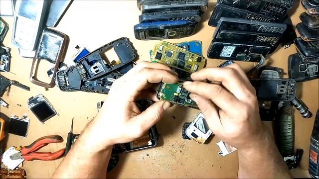 гора телефонов NOKIA - разбор , самые жадные страны ! смотреть онлайн