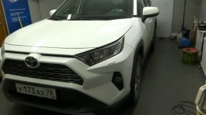 Toyota RAV4 2022 года с хорошей сигналкой.