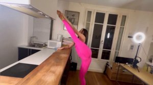 Real Time | Super Funny Stretch with Dirty Feet | Recorded by Lisa #contortion#yoga#stretching