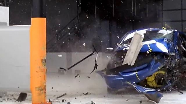 IIHS 2004 Kia Rio Pole Test смотреть онлайн