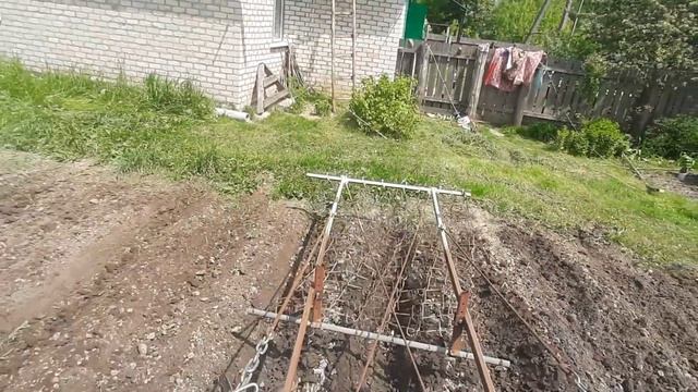Помогаю соседям с обработкой картофеля сетчатой бороной. Результат вчерашней обработки смотреть онлайн