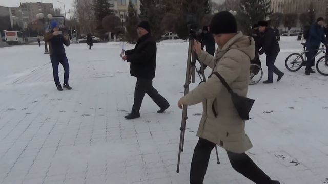 Граждане на площади потребовали убрать имя Назарбаева с проспекта Уральск а смотреть онлайн