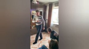 Продолжение Иришка и Безумный Паша выгоняют Саню Быка и Олега Монгола