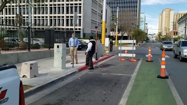 New - Federal Security Gets Clowned Then Lashes Out - Las Vegas Federal Court House part 1 смотреть онлайн