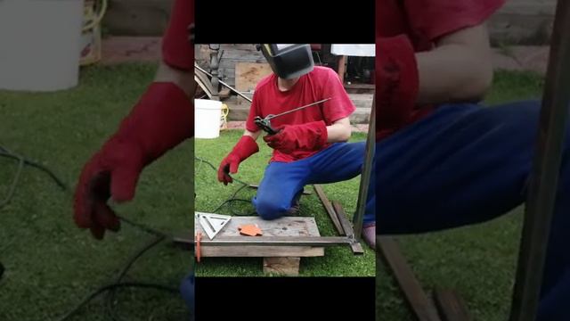СВАРЩИК ОТ БОГА @SergenyLive  #сварка #сваркаметалла #сваркатруб #сварщик #крафтстол #shorts
