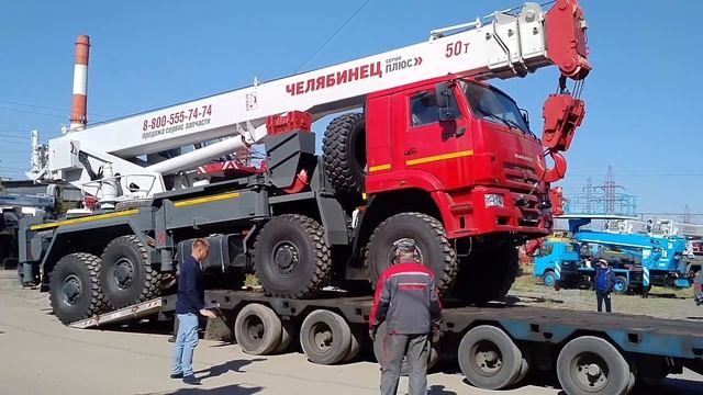 Кран Челябинец Серия Плюс КС 65717 грузоподъемностью 50 тонн заезжает на трал для транспортировки з смотреть онлайн