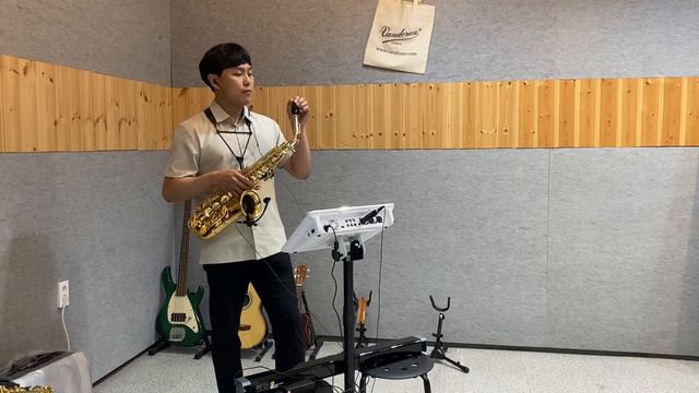 색소폰으로 꾸밈없이 연주하는 겨울아이 - 리얼마스터 반주기 / 생일축하 노래 смотреть онлайн