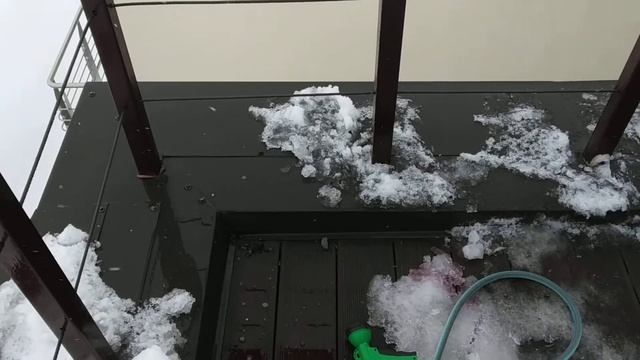 Протекает гидроизоляция террасы в углу. Красный цвет. / Поиск протечек зимой смотреть онлайн