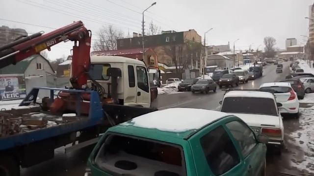 как эвакуаторы в Саратове торопятся: видео Павла Бакаева смотреть онлайн