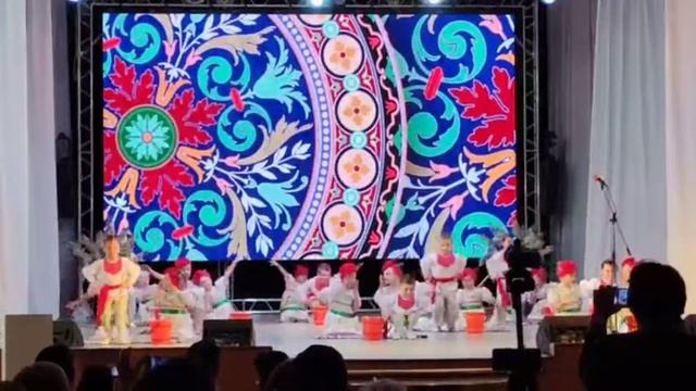 Коллектив "Веселинки" - русский народный танец "Весело ковры стирали" смотреть онлайн