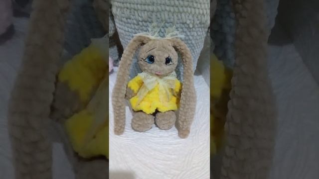 Зайцы...зайки...и снова зайцы)). Обзор вязаных игрушек. смотреть онлайн