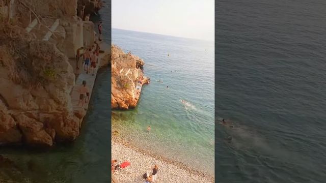 Подростки прыгают в воду со скалы? Ницца. Развлечения молодёжи Франция? teenagers activity in Nice смотреть онлайн
