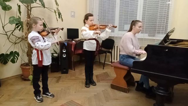 Віночок колядок: "Бог ся рождає" та "Старий рік минає" смотреть онлайн