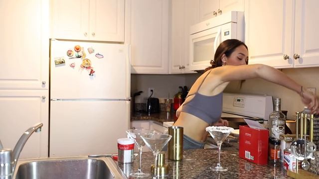 Making Christmas martini's in the middle of the day ~FRIENDS REACT~ смотреть онлайн
