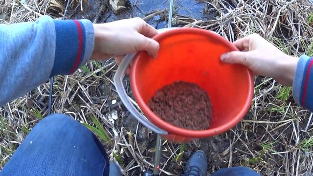 Ловля крупного ЛИНЯ в камышах на поплавочную удочку. 1 Мая 2017.Tench Fishing смотреть онлайн