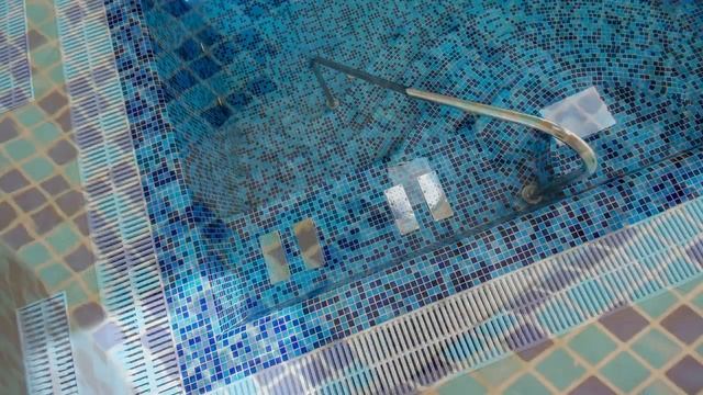 Частный переливной бассейн в Подмосковье