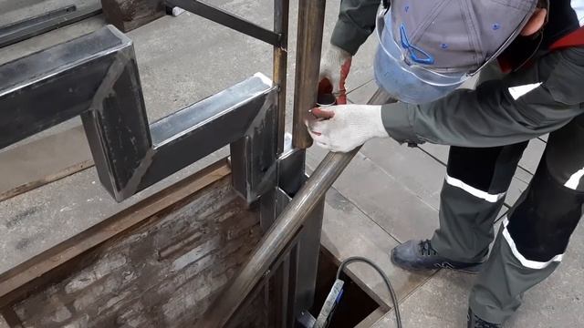 Лестница П-образная с забежными ступенями на второй этаж под ключ из профильной трубы за 15 мин!