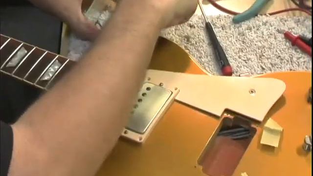 Seymour Duncan - Installing a Les Paul Pickup смотреть онлайн
