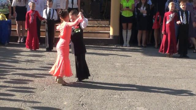 Никита 1 сентября 2014 - вальс на школьной линейке смотреть онлайн