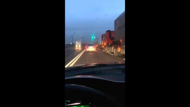Фура и легковая лоб в лоб перед поворотом на Жуковский смотреть онлайн