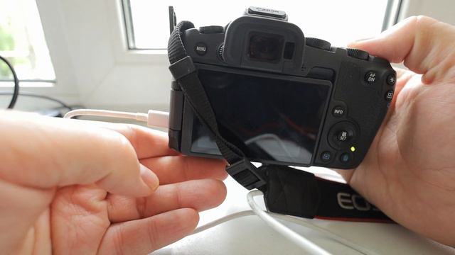 Canon R8. Организация питания камеры аккумуляторами, каплером и павербанком смотреть онлайн