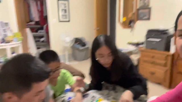 Playing Blokus & gummy bears by Family love and Laugh смотреть онлайн