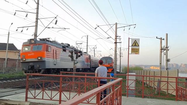 ЭД9М-0040 9 вагонов и ЭП1-027 с пассажирским смотреть онлайн